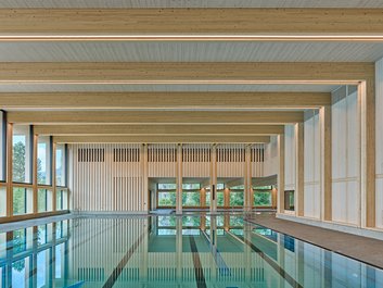 Hallenbad Appenzell– grosszügige Schwimmhalle, eingekleidet in Fichtenholz