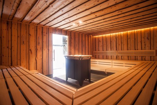 Kelo-Sauna aus über 200-jährigem, unbehandeltem Holz für ein besonders angenehmes Saunaklima