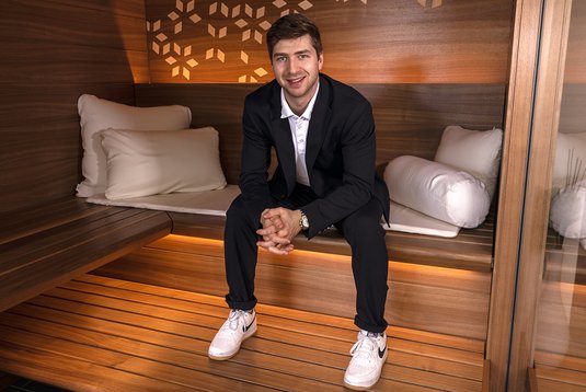 Lino Martschini vom EVZ regeneriert am liebsten in einer Sauna von KLAFS