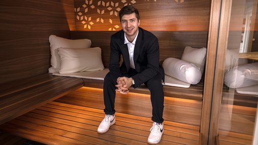 Lino Martschini vom EVZ regeneriert am liebsten in einer Sauna von KLAFS