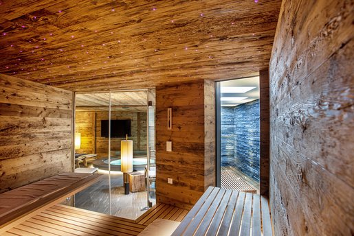 [Translate to Switzerland:] Massangefertigte Sauna mit Platz für die ganze Familie