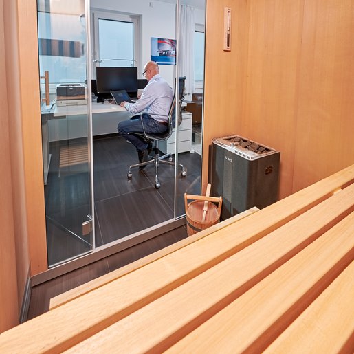 KLAFS Sauna S1 Büro hinter Schreibtisch