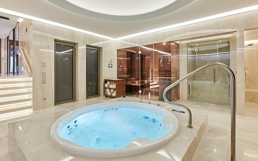 Privater Wellnessbereich mit Whirlpool, Sauna und Dampfbad.