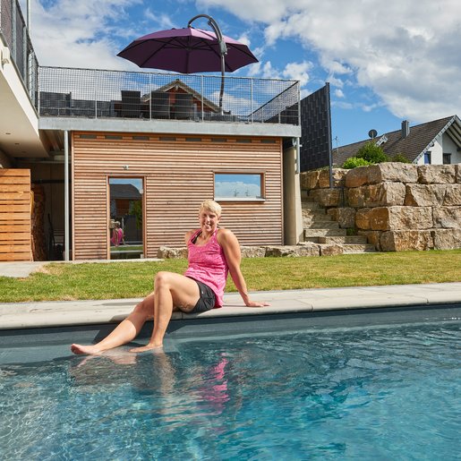 [Translate to Switzerland:] Entspannung und Regeneration in jeder freien Minute: Mit der Gartensauna KLAFS TALO und einem modernen und pflegeleichten Pool in ihrem schicken Zuhause hat sich Speerwurf-Ikone Christina Obergföll einen großen Traum erfüllt.